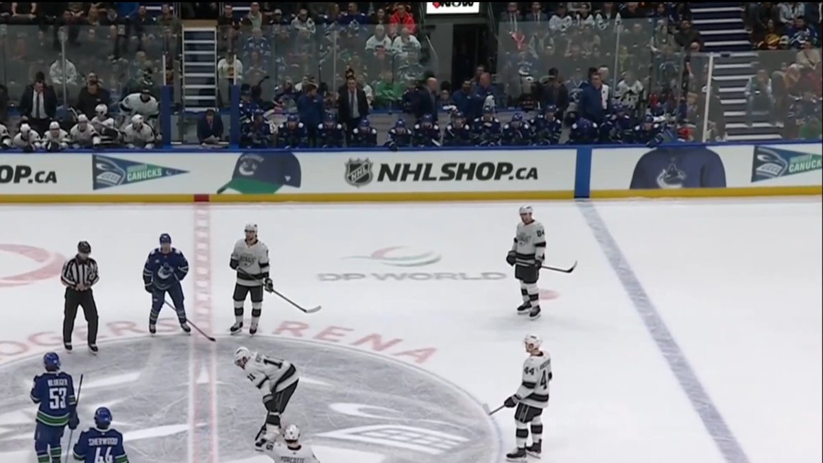 Rick Tocchet says something to J.T. Miller on the Canucks bench. Miller played a team low 9:25 at even strength tonight. 🎥: Sportsnet