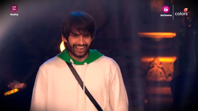 Na sirf apni personality, lekin muskaan se bhi kiya Vivian ne sabko apna deewana. Kya janta ke pyaar ke saath, ab trophy ke saath dekhega inhe zamaana? 🔥 Dekhiye #BiggBoss18 Colors TV aur #JioCinema par. #BB18 #BiggBoss18onJioCinema #BiggBoss Salman Khan Vivian Dsena
