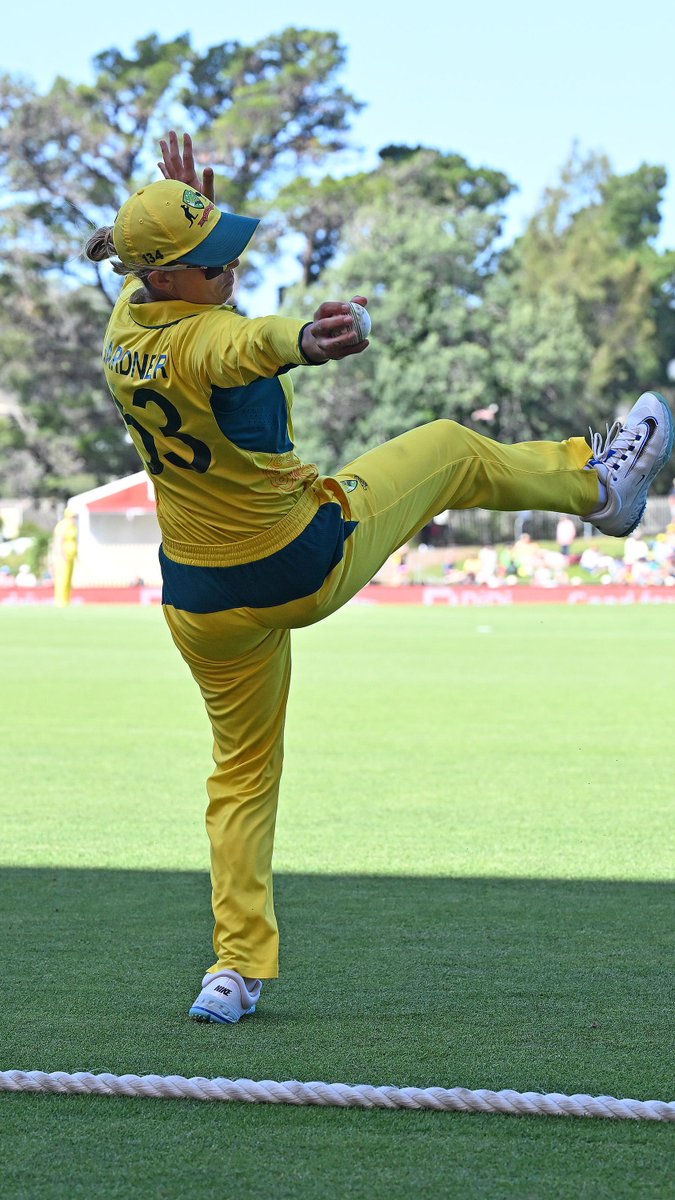 Outrageous stuff from Ashleigh Gardner! That's an all-timer #Ashes #AUSvENG