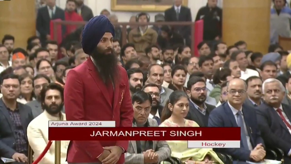 ਪੰਜਾਬੀਆਂ ਲਈ ਬੜੇ ਮਾਣ ਵਾਲੀ ਗੱਲ ਹੈ ਕਿ ਸਾਡੇ ਪੰਜਾਬ ਦੇ 3 ਖਿਡਾਰੀਆਂ ਨੂੰ ਅੱਜ ਰਾਸ਼ਟਰਪਤੀ ਭਵਨ ਵਿਖੇ ਸਰਬ-ਉੱਚ ਖੇਡ ਪੁਰਸਕਾਰਾਂ ਨਾਲ ਸਨਮਾਨਿਤ ਕੀਤਾ ਗਿਆ। ਭਾਰਤੀ ਹਾਕੀ ਟੀਮ ਦੇ ਕਪਤਾਨ ਸਰਪੰਚ ਹਰਮਨਪ੍ਰੀਤ ਸਿੰਘ ਨੂੰ ਮੇਜਰ ਧਿਆਨ ਚੰਦ ਖੇਡ ਰਤਨ ਪੁਰਸਕਾਰ ਤੇ ਨਾਲ ਹੀ ਸੁਖਜੀਤ ਸਿੰਘ ਕਾਕਾ ਅਤੇ ਜਰਮਨਪ੍ਰੀਤ ਸਿੰਘ ਨੂੰ ਅਰਜੁਨ ਪੁਰਸਕਾਰ ਨਾਲ ਸਨਮਾਨਿਤ ਕੀਤਾ ਗਿਆ। ਬਤੌਰ ਖੇਡ ਪ੍ਰੇਮੀ ਮੈਂ ਸਾਰੇ ਖਿਡਾਰੀਆਂ ਸਮੇਤ ਇਹਨਾਂ ਦੇ ਪਰਿਵਾਰ ਤੇ ਕੋਚ ਸਹਿਬਾਨਾਂ ਨੂੰ ਮਿਲੇ ਪੁਰਸਕਾਰਾਂ ਲਈ ਬਹੁਤ-ਬਹੁਤ ਸ਼ੁੱਭਕਾਮਨਾਵਾਂ ਦਿੰਦਾ ਹਾਂ ਤੇ ਭਵਿੱਖ ‘ਚ ਵੀ ਖਿਡਾਰੀਆਂ ਤੋਂ ਚੰਗੇ ਪ੍ਰਦਰਸ਼ਨ ਦੀ ਉਮੀਦ ਕਰਦੇ ਹਾਂ। ਪੰਜਾਬ ਦੀ ਖੇਡਾਂ ‘ਚ ਗੁਆਚੀ ਸ਼ਾਨ ਨੂੰ ਦੁਬਾਰਾ ਬਹਾਲ ਕਰਨ ਲਈ ਸਾਡੀ ਸਰਕਾਰ ਵਚਨਬੱਧ ਹੈ। ...... पंजाबियों के लिए बहुत गर्व की बात है कि हमारे पंजाब के 3 खिलाड़ियों को आज राष्ट्रपति भवन में सर्वोच्च खेल पुरस्कारों से सम्मानित किया गया। भारतीय हॉकी टीम के कप्तान सरपंच हरमनप्रीत सिंह को मेजर ध्यानचंद खेल रत्न पुरस्कार और साथ ही सुखजीत सिंह काका और जरमनप्रीत सिंह को अर्जुन पुरस्कार से सम्मानित किया गया। एक खेल प्रेमी होने के नाते मैं सभी खिलाड़ियों, उनके परिवारों और कोच साहिबानों को इन पुरस्कारों के लिए हार्दिक शुभकामनाएं देता हूं और भविष्य में भी खिलाड़ियों से अच्छे प्रदर्शन की उम्मीद करता हूं। पंजाब की खेलों में खोई हुई शान को दोबारा बहाल करने के लिए हमारी सरकार वचनबद्ध है।