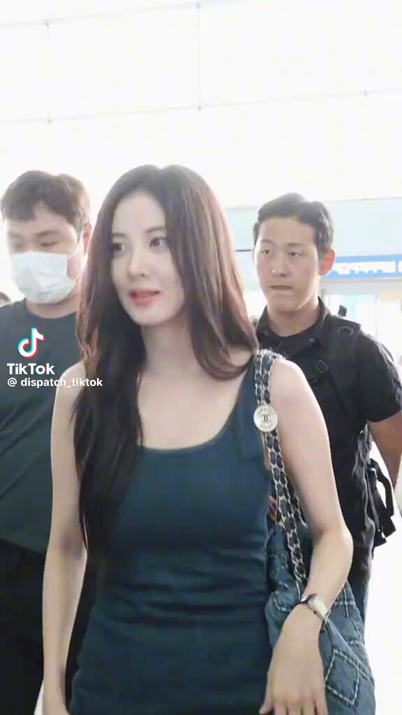 งงมาก เข้าไปไถ ตต ละเจอดิสแพทลงคลิปน้องซอด้วยเพลงรื่นเริงเถลิงศก คือเพลงปีใหม่ไทยอะ งง แต่ชอบค่ะ ท่อนที่บอกว่า หมดสิ้นกันที ปีเก่าเรื่องทุกข์เรื่องเศร้าอย่าเขลาคิดมัน ตั้งต้นชีวิตกันใหม่ให้มันสดใสสุขไปทั่วกัน5555 คือชีขวัญเอ้ยขวัญมาน้องซอมาก ชีก็รักของชีอะ แต่รู้ความหมายได้ไงก่อน