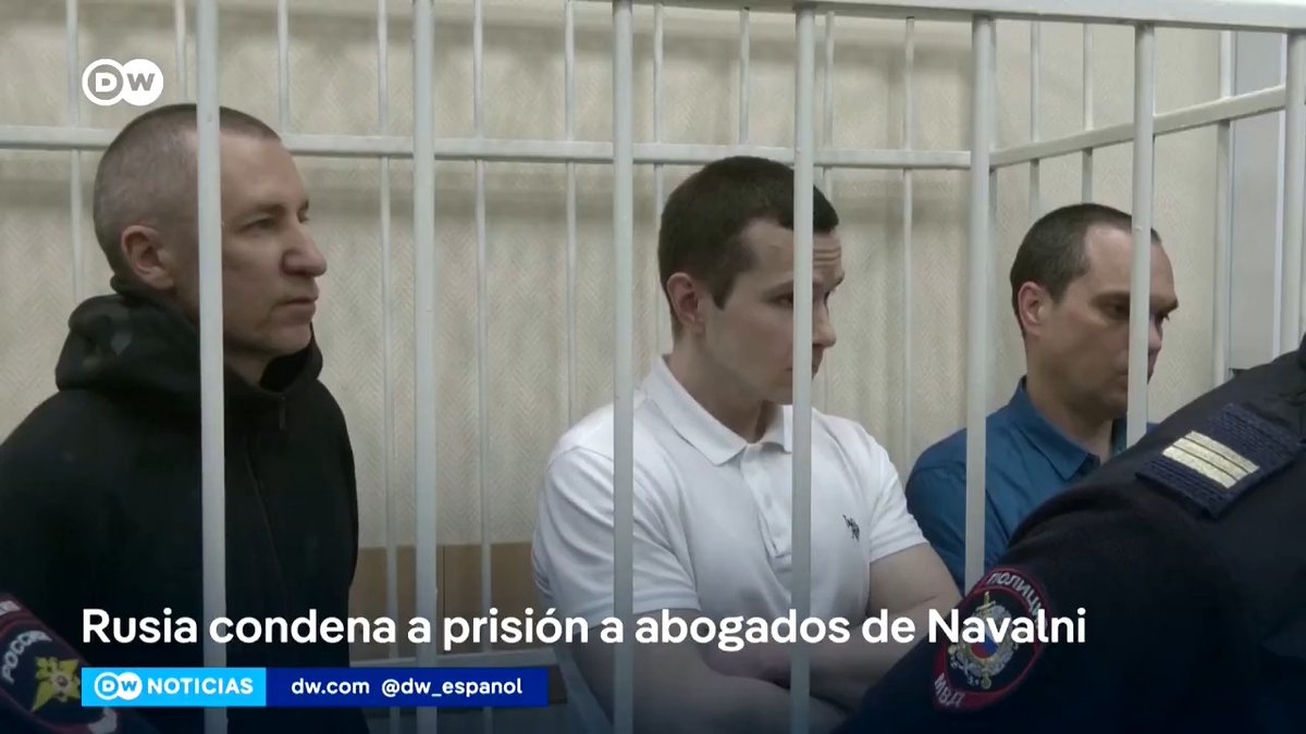 #Rusia condena a prisión a tres abogados de #Navalni La Justicia rusa impuso penas de entre tres y cinco años de cárcel a los tres #abogados del fallecido opositor #AlexéiNavalni. La Fiscalía los acusaba de “extremismo” y de difundir los mensajes del opositor. /ft #DWNoticias