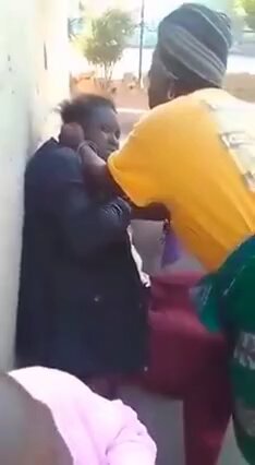 The lady spent a night at her boyfriend's home only to find out that he's married and his wife works far from home and the Mamazala saw the lady coming out from the house then decided to fight for her absent daughter in law. Background song 🙆‍♂️.