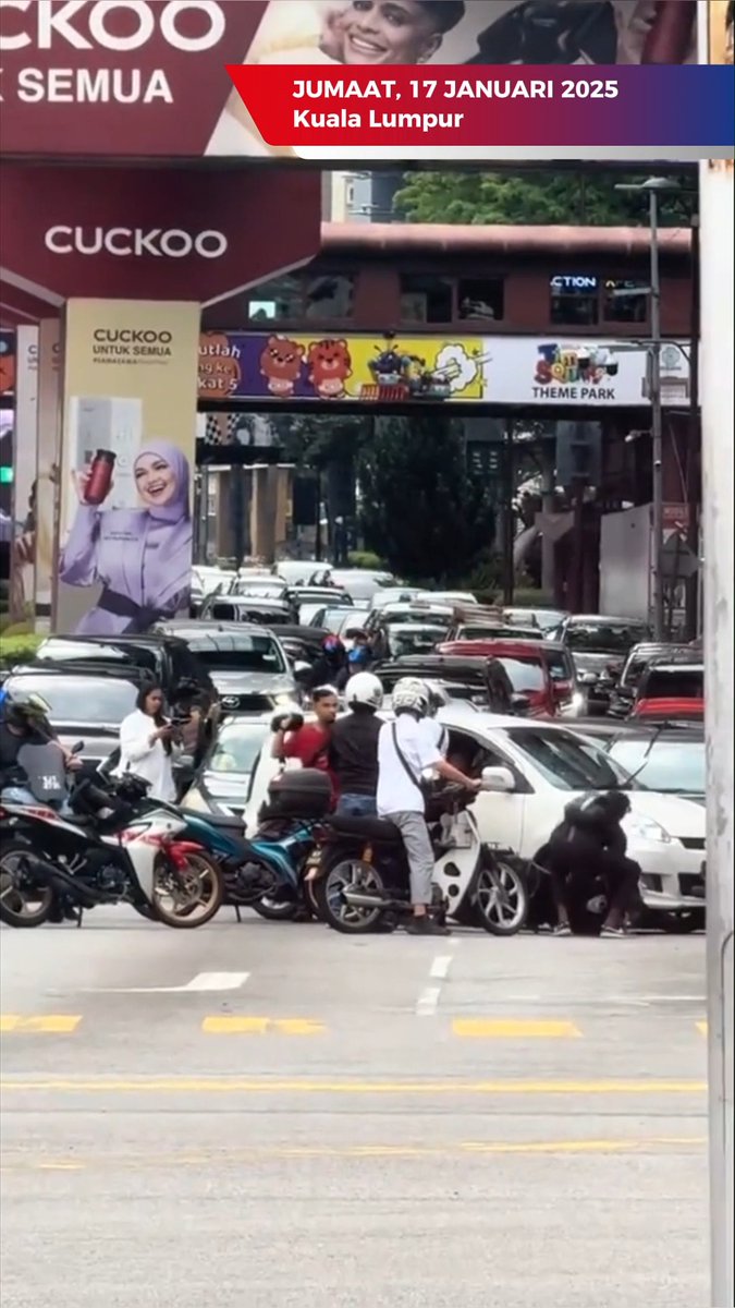 Polis menahan wanita selepas melakukan halangan terhadap penjawat awam ketika menjalankan tugas apabila didapati memandu secara merbahaya dan memotong barisan laluan. Berita penuh: