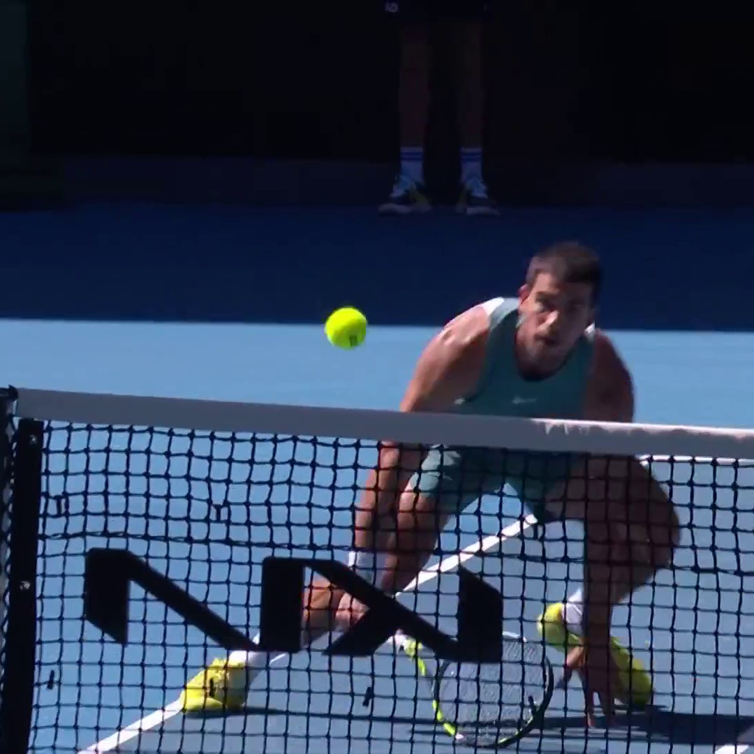 "𝗦𝗨𝗕𝗟𝗜𝗠𝗘" : Carlos Alcaraz maîtrise l'art du contre-Uno comme personne #AusOpen