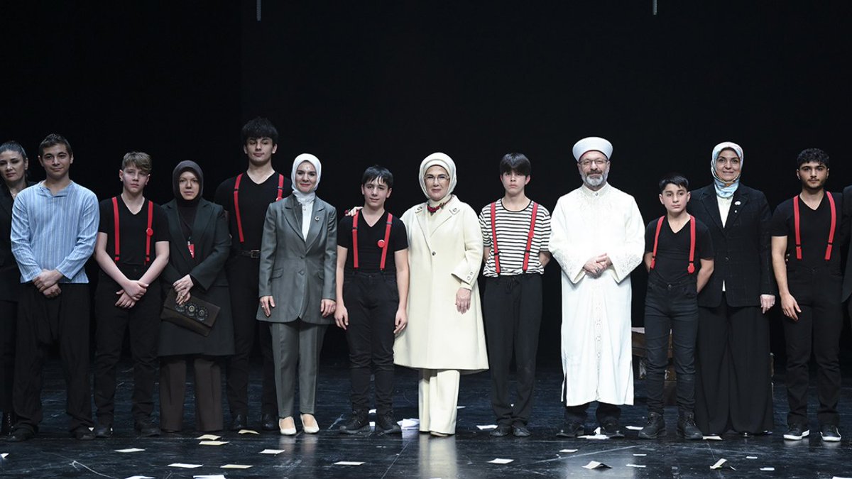 Aile ve Sosyal Hizmetler Bakanlığı ve Türkiye Diyanet Vakfımızın işbirliğiyle sürdürülen "Hayata Köprü; Sanat" projesi kapsamında devletimizin himayesindeki çocuklarımız tarafından sahnelenen "Altın Çağ" isimli tiyatro oyununu Cumhurbaşkanımız Sayın Recep Tayyip Erdoğan'ın eşi Emine Erdoğan Hanımefendi, Aile ve Sosyal Hizmetler Bakanımız Mahinur Özdemir Göktaş ve çocuklarımızla birlikte seyrettik. “Hayata Köprü; Sanat” projesiyle nesillerimizi medeniyetimizle buluşturan, bu güzel oyunun sahnelenmesine vesile olan Aile ve Sosyal Hizmetler Bakanlığımıza ve Türkiye Diyanet Vakfı İstanbul Gönüllü Koordinatörlüğümüze teşekkür ediyorum.