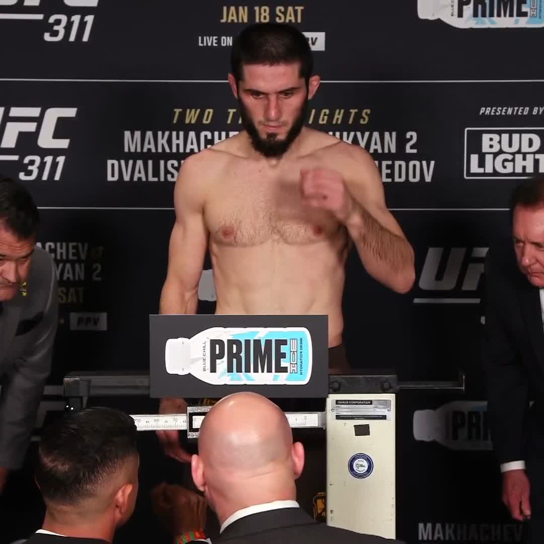 Pesée validée pour le champion Islam Makhachev ! (70,1 kg) ✅🏆 #UFC311