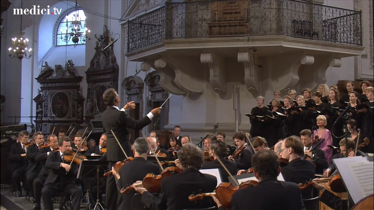 L'envoûtante "Lacrimosa" du Requiem de Mozart, avec le grand Claudio Abbado à la tête du groupe Berliner Philharmoniker dans une performance qui restera dans les mémoires ! Bonne soirée 😘🎶