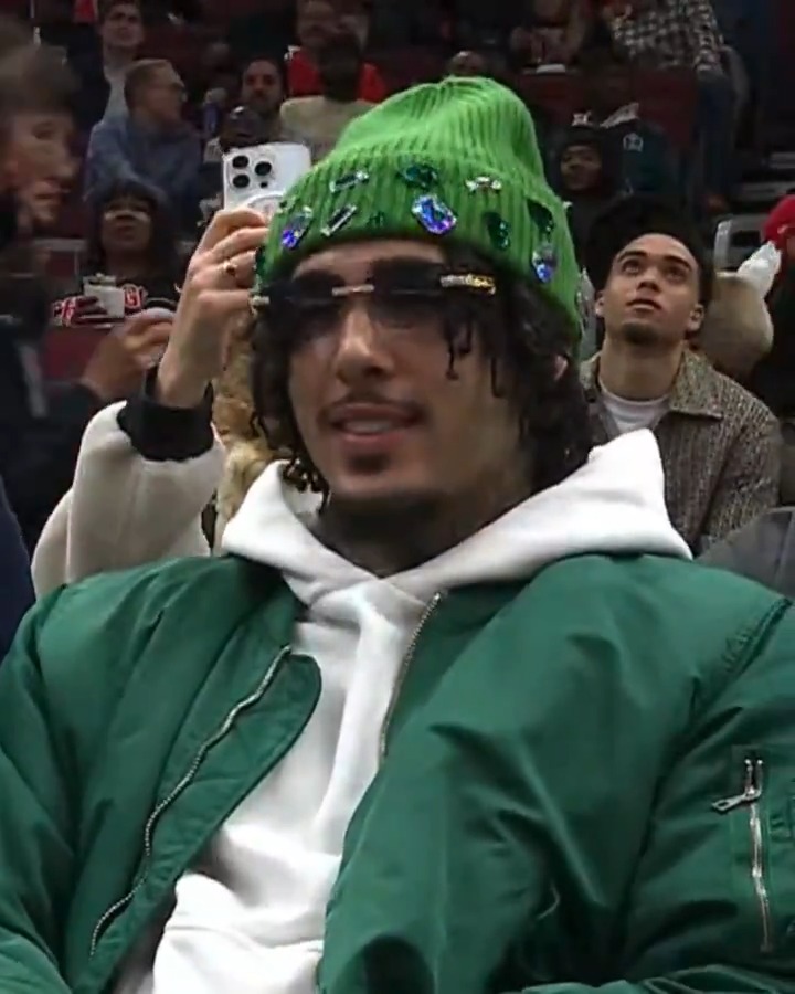 LiAngelo in the building for Melo vs. Lonzo ❤️