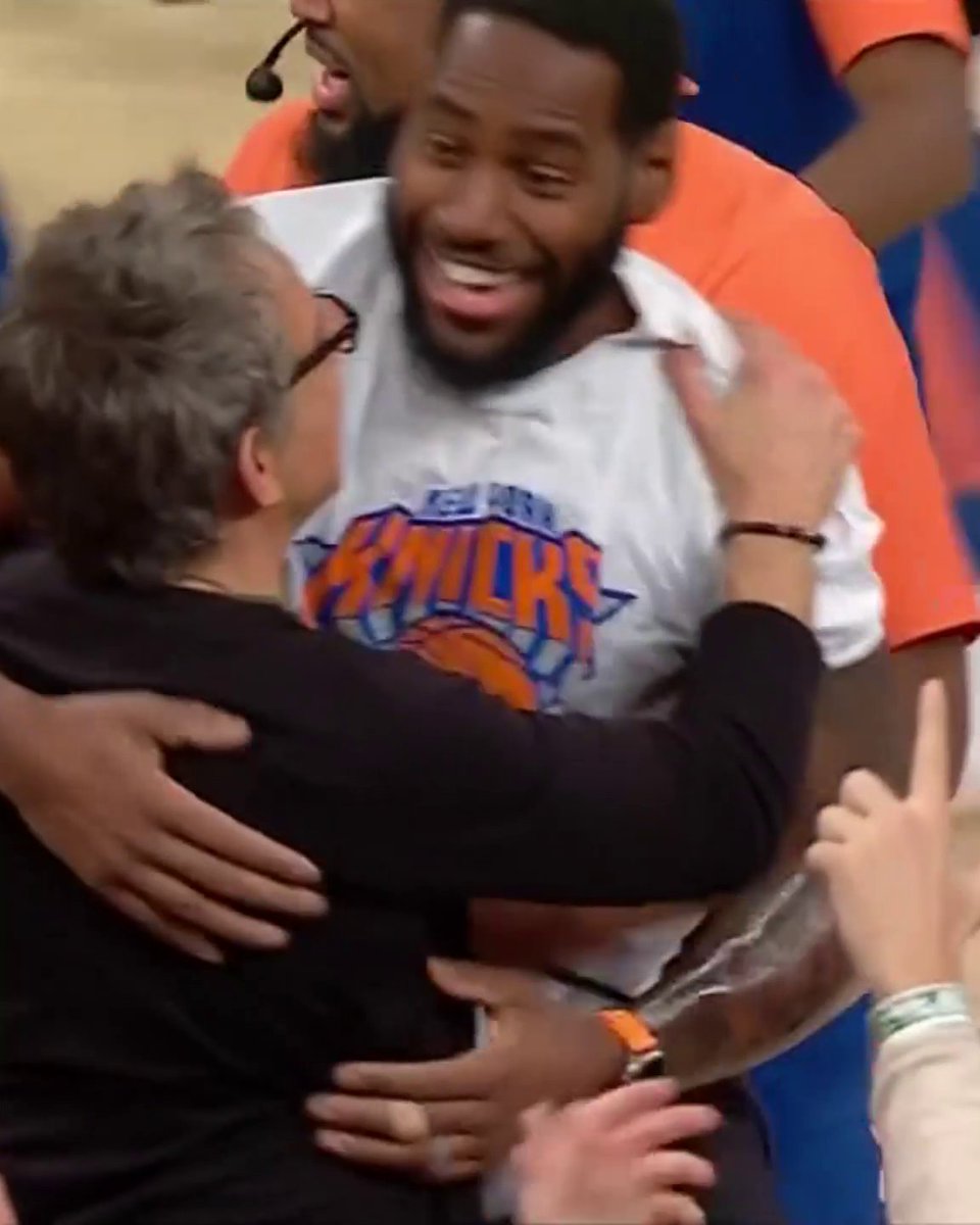Knicks fan won a car and had to hug Ben Stiller 😂👏