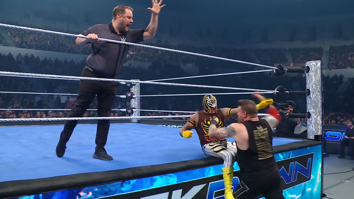 .♛Rey Mysterio❔ is taking it to Kevin! 👊 #SmackDown