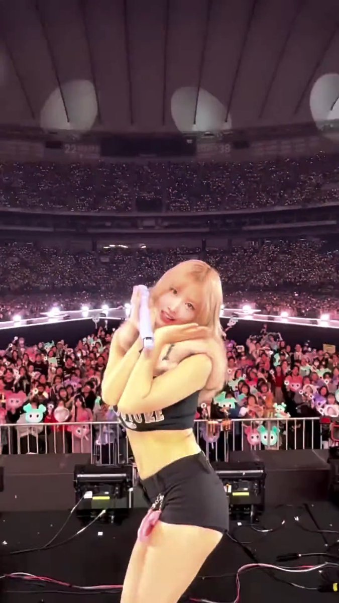 HOT GIRL MOMO DANCING TO THE MOMORING CHANTS