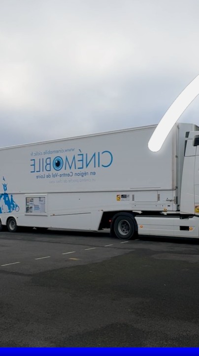 Loiret: une journée dans l'unique camion-cinéma de France