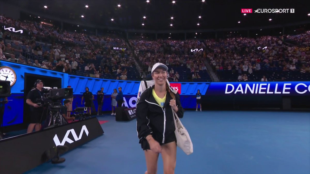 Oh my god… Crowd boos Collins as she enters the court…