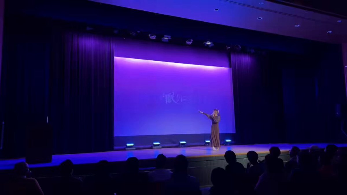 北九州映画『あなたが眠りにつくまえに』 上映会ありがとうございました😌 主題歌「君が好き」を歌唱しました。 福岡出身として北九州映画に携わる事ができてとても嬉しかったです! 最後は監督も含めてみんなで手を振りました🖐🏻