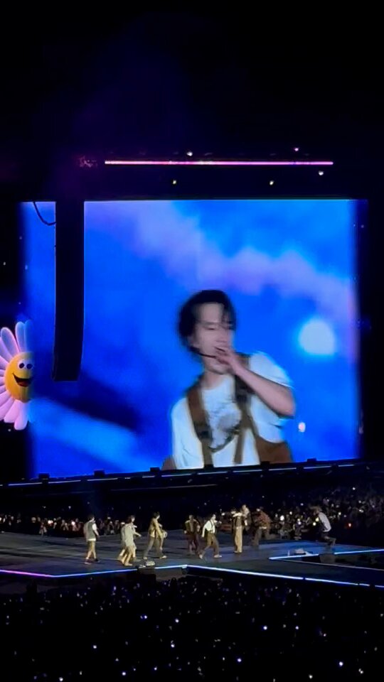 filo carats doing woozi’s highnote together with woozi himself during god of music SVT RIGHT HERE (2025) edition !! 🤣 #SVT_RIGHT_HERE_IN_BULACAN