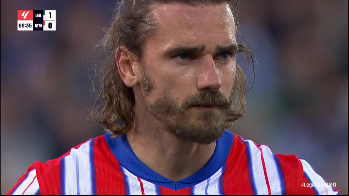 ANTOINE GRIEZMANN PUTS THE PENALTY WIDE JUST BEFORE STOPPAGE TIME 👀 A massive miss for league the league leaders!