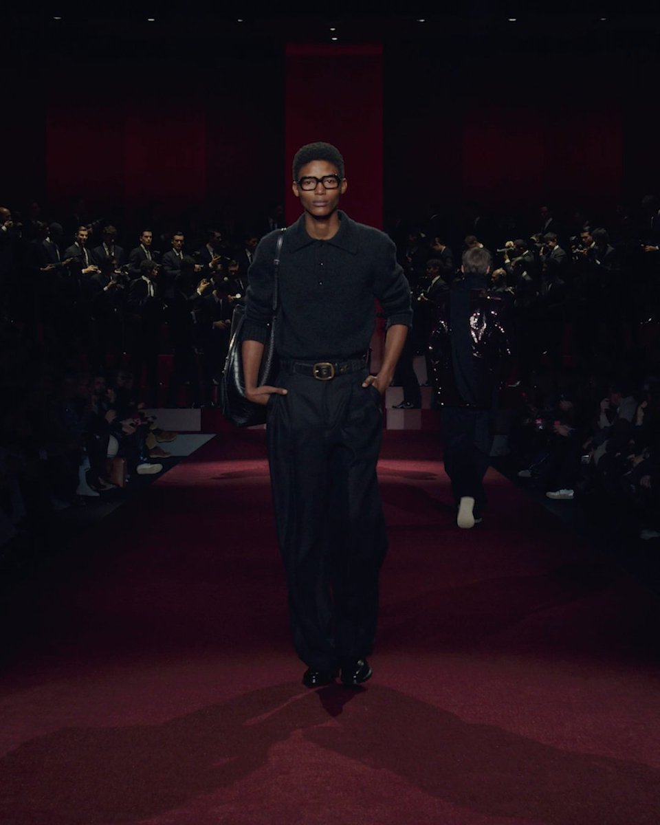 PAPARAZZI Playful overlays, classic elegance and striking creations craft a new idea of relaxed attitude in the #DGFW25 Collection. Rewatch the #DolceGabbana show at