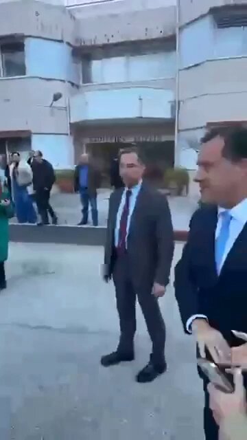 Θαυμαστε το θρασιμι που κυκλοφορει με οπκε και διμοιριες πως προκαλει και κολλαει τη μουρη του στο προσωπο της κοπελας και τον σπρωχνουν . #αρτα #Αδωνης_σιχαμα #Αδωνης #αδωνιαχου #κυβερνηση_Μητσοτακη #νδ_ξεφτίλες #Μητσοτάκης