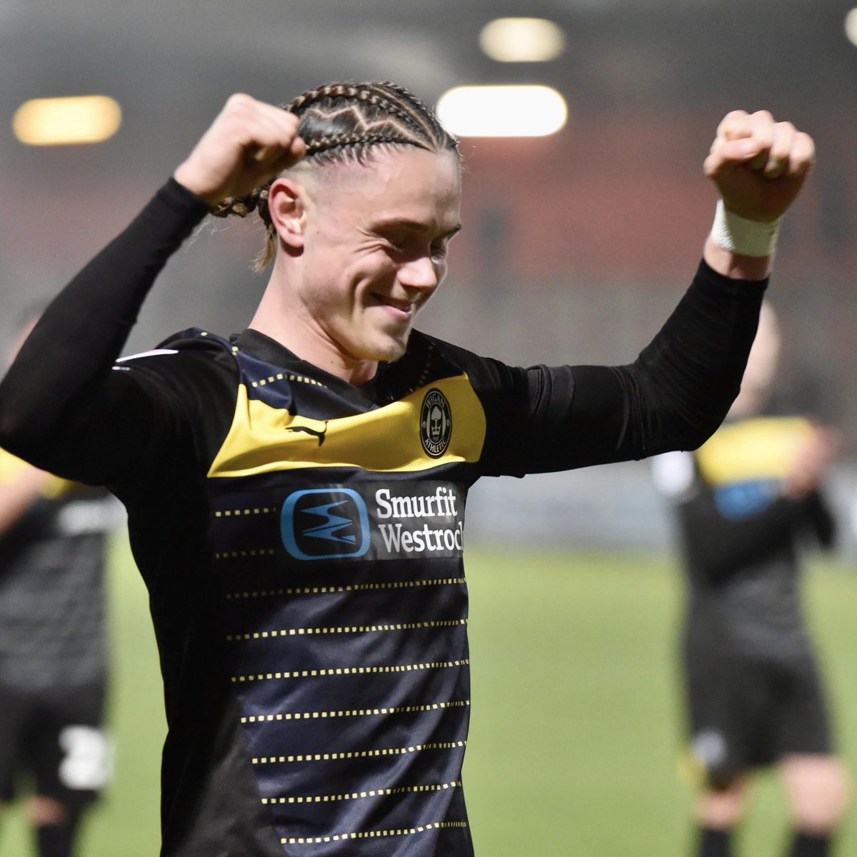 Thelo Aasgaard 🤝 Last-minute limbs… #wafc ⚫️🟡