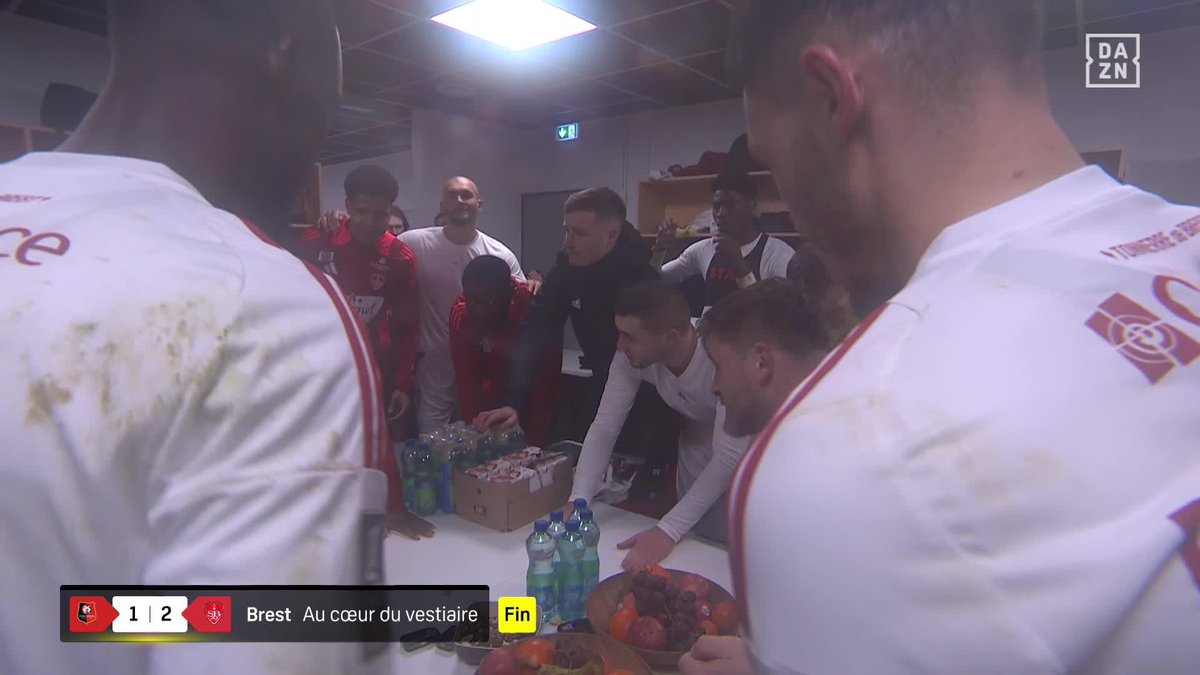🤩 | La belle scène de joie dans le vestiaire des joueurs du Stade Brestois ! 🔥#SRFCSB29