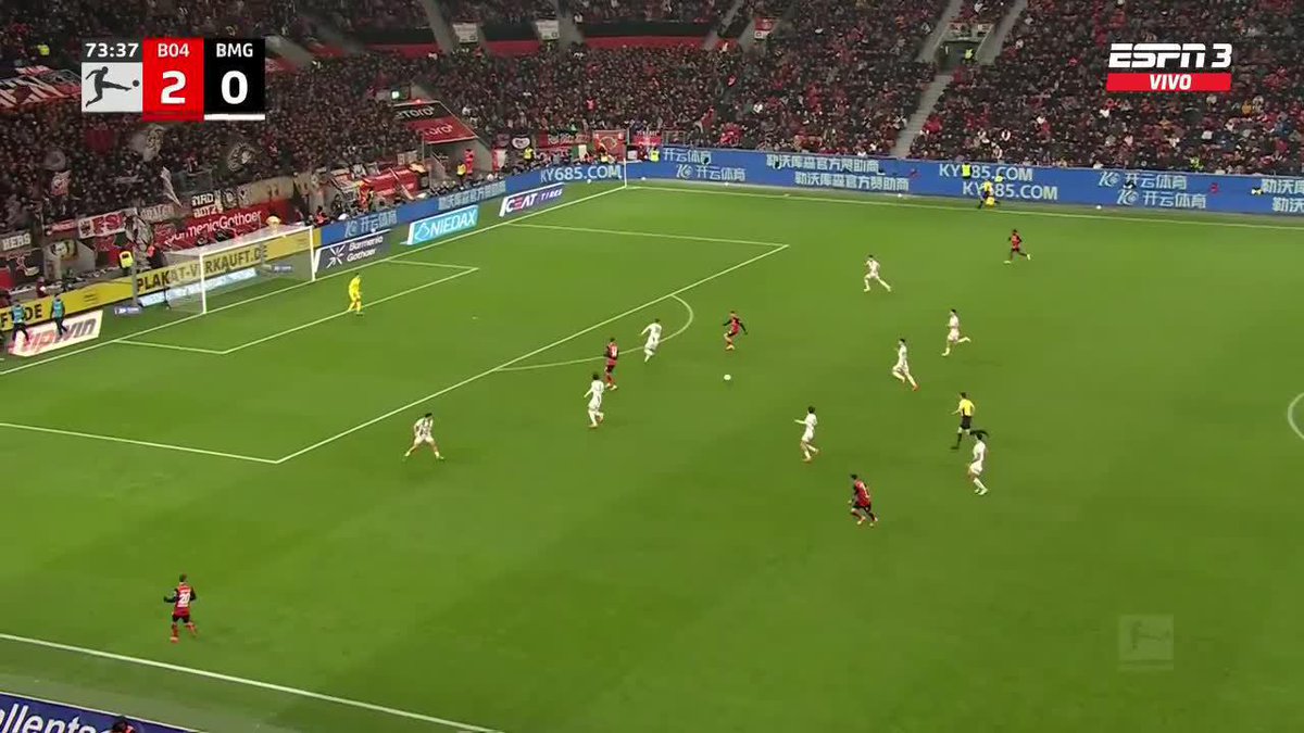 ¡QUÉ LUJO, PIERITO! El extraordinario pase de 🇪🇨 Piero Hincapié que fue determinante en el tercer gol del Bayer Leverkusen sobre el Borussia Mönchengladbach. ▶️ Más 🇩🇪 #Bundesliga en #DisneyPlus