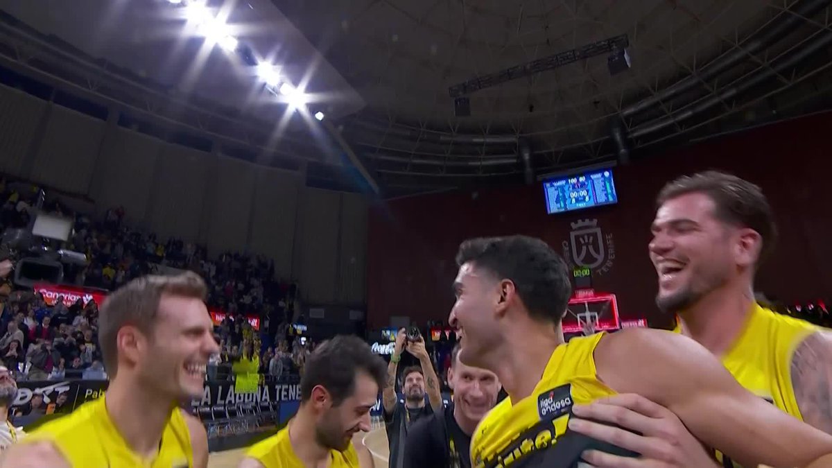 😀 Todos los MANTEOS de tus compañeros molan mucho, pero el que recibes tras volver a cancha después de 3⃣0⃣0⃣ días sin poder jugar al baloncesto... 𝙣𝙤 𝙩𝙞𝙚𝙣𝙚 𝙥𝙧𝙚𝙘𝙞𝙤. Lo que verdaderamente importa es esto. ¡Qué bueno tenerte de vuelta, Jaime fernandez! #LigaEndesa