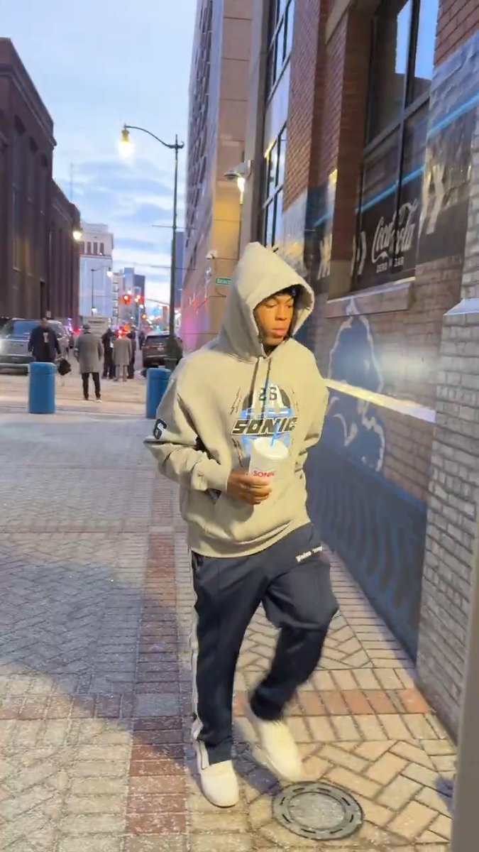 Only fitting that Jahmyr Gibbs is wearing the Sonic gear ⚙️ 📺: #WASvsDET -- 8:00pm ET on FOX 📱: Stream on #NFLPlus