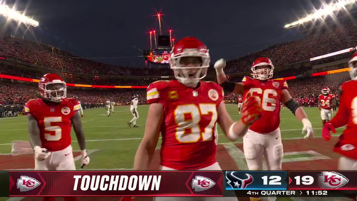 MAHOMES THROWS THE TD TO KELCE WHILE FALLING TO THE GROUND 😳 UNREAL 🍿 #HOUvsKC | ESPN, ABC, ESPN+
