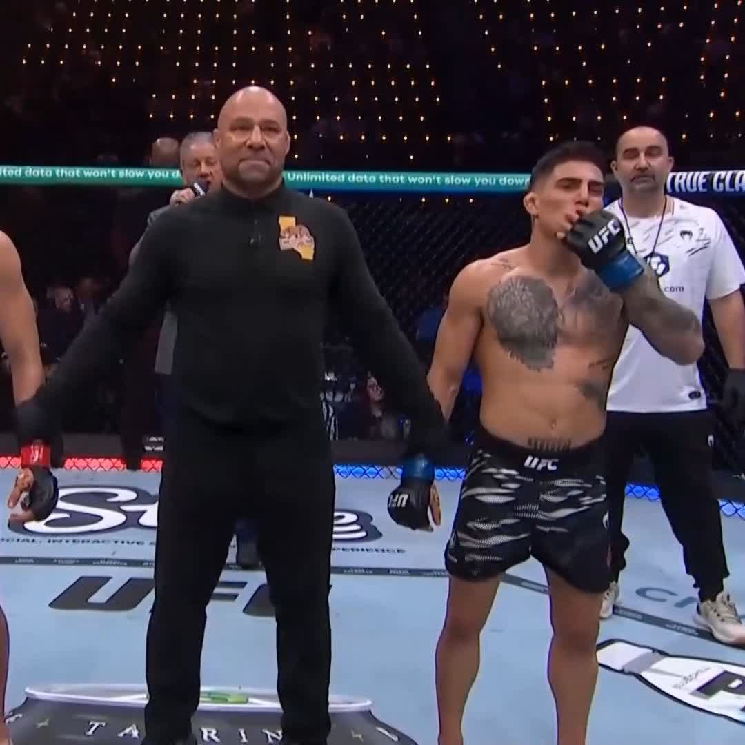 Benardo Sopaj hakemlerin ortak kararıyla kazanmayı başarıyor. #UFC311