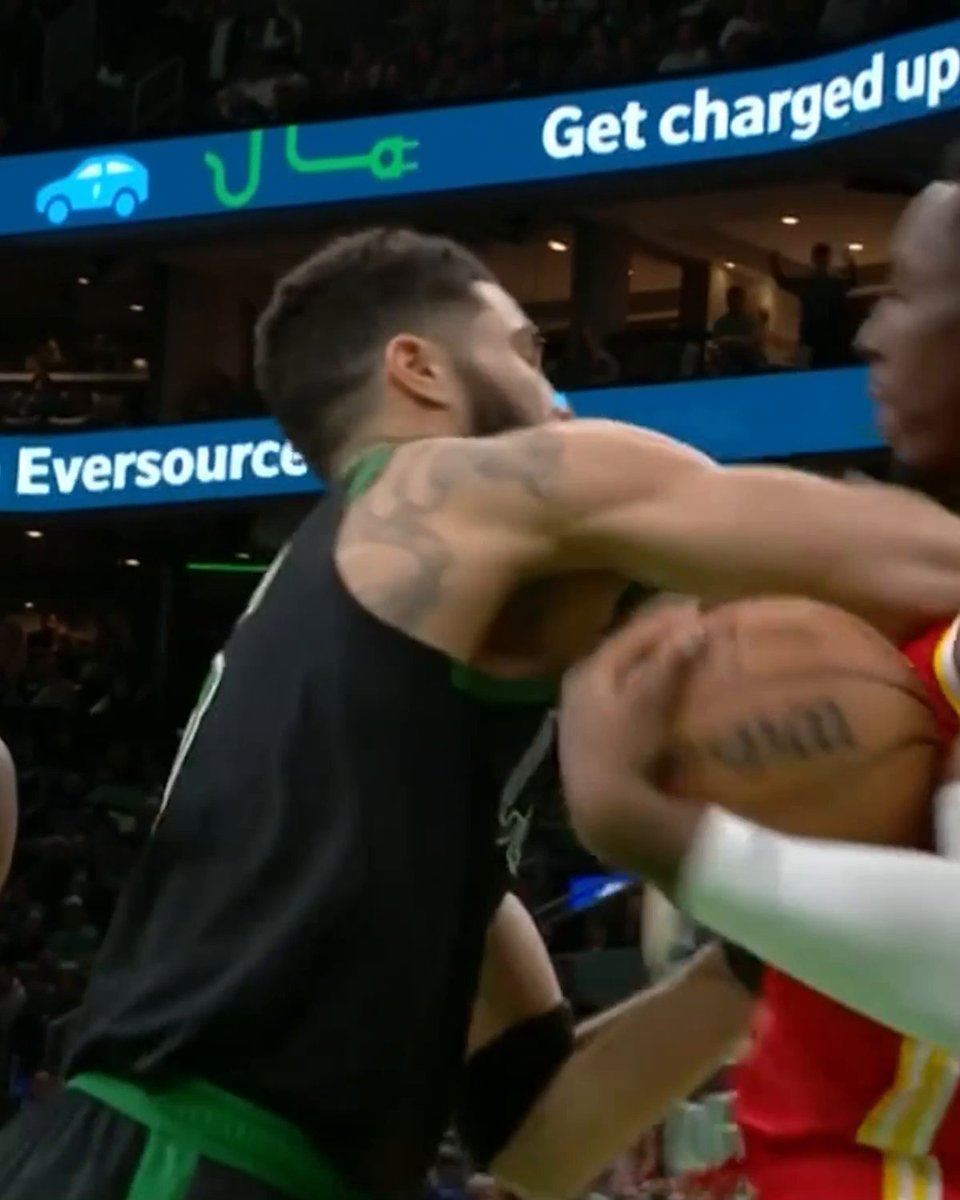 Jayson Tatum and the Hawks got into it 😳 The play resulted in a jump ball.