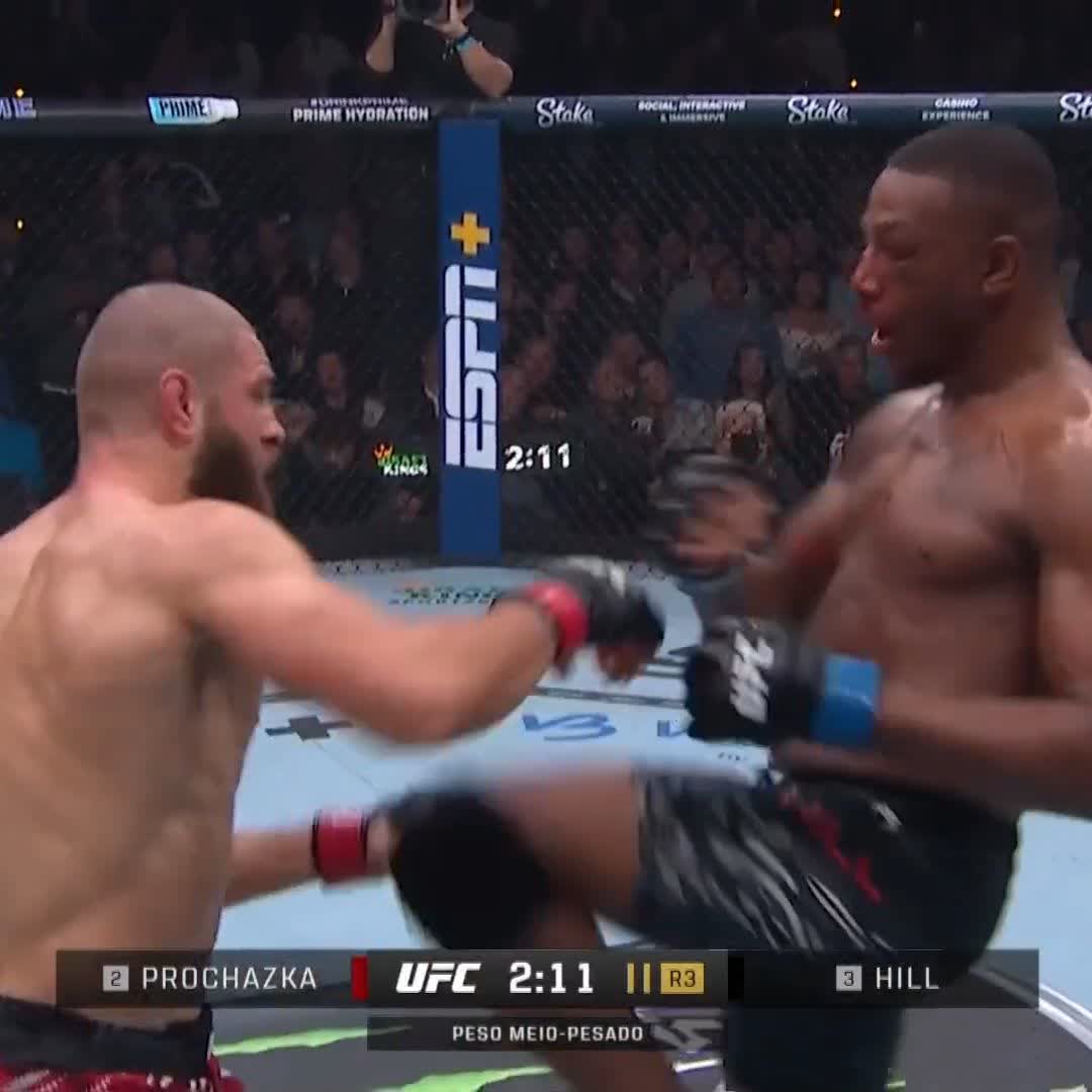 SOB OLHARES DE POATAN: 🇨🇿 Jiri Prochazka nocauteia 🇺🇸 Jamahal Hill no UFC 311, em Los Angeles. #UFCBR #UFC311