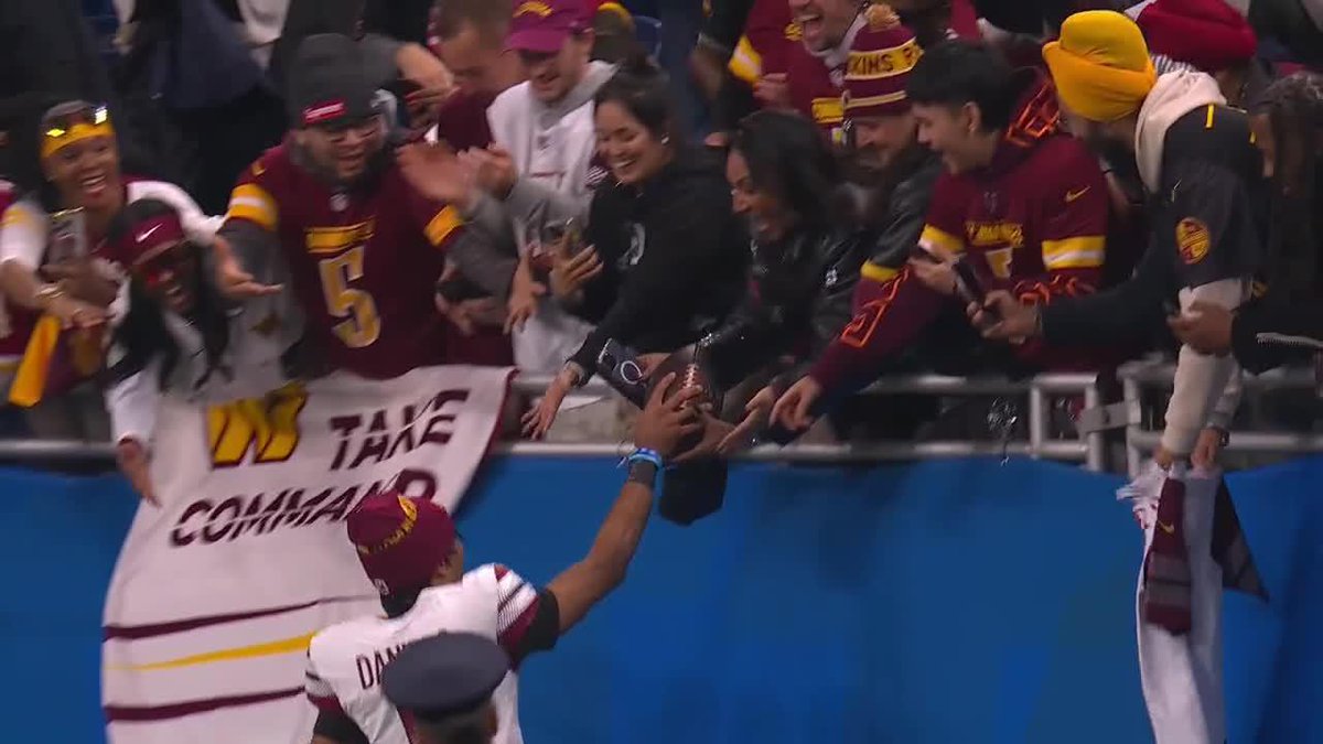 Jayden Daniels made sure to give his mom the game ball ❤️ (📺 FOX)
