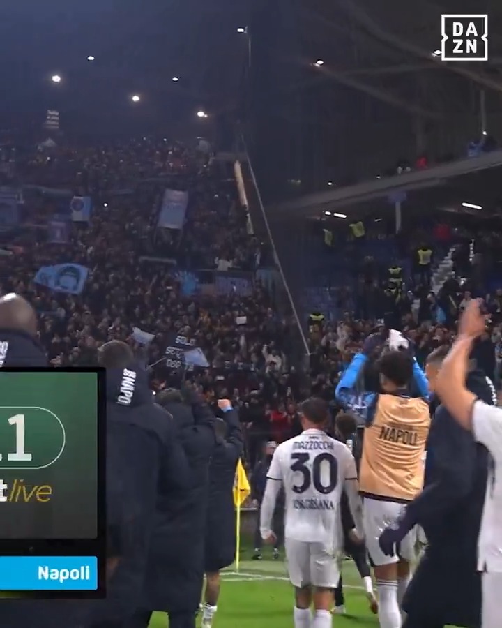 Conte-Lukaku 🫂 I giocatori a festeggiare coi tifosi 🎉 La FAMIGLIA Napoli 🩵 #AtalantaNapoli #SerieAEnilive #DAZN