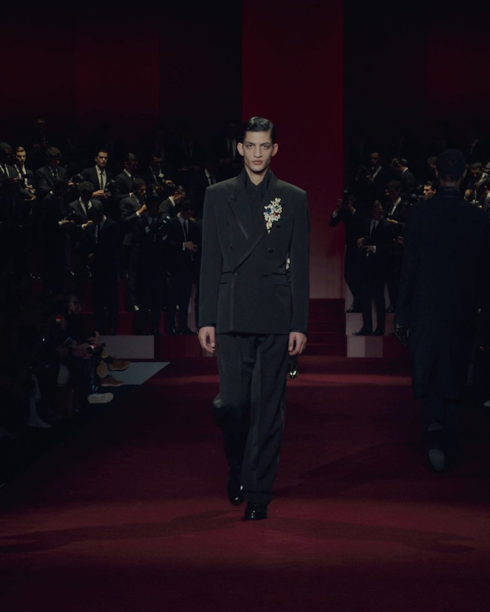 PAPARAZZI The #DGFW25 Collection: where soft lines, refined tailoring and outerwear create a new definition of effortless touch. Designed to catch the eye from morning to night. Rewatch the #DolceGabbana show at