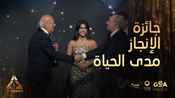 هانز زيمر ينحني احتراما ل عمر خيرت في جوي اوورد #جوي_اوورد #JOYAWARDS #RiyadhSeason #Bigtime Joy Awards
