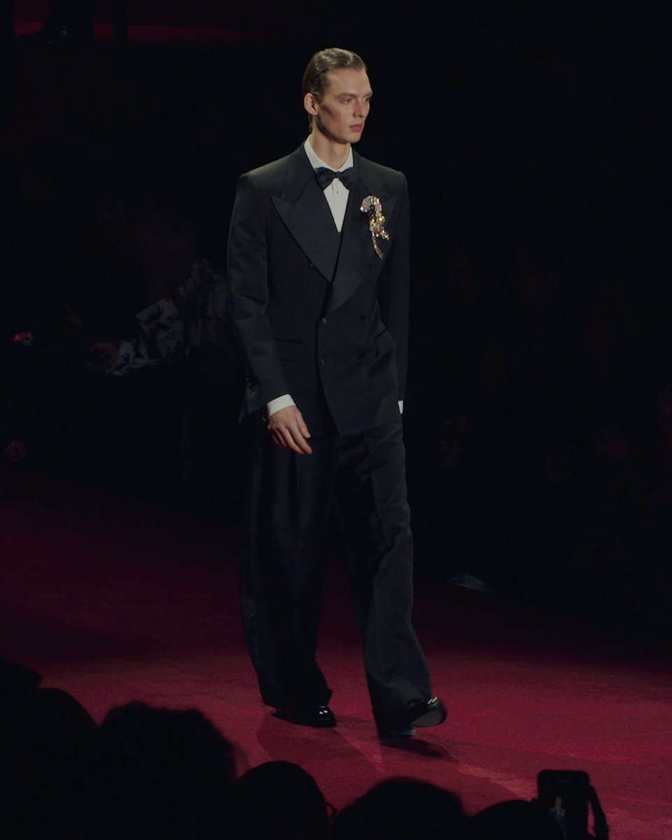 PAPARAZZI In the #DGFW25 collection, the radiant reflections of the bijoux make up the 1940s inspired brooches. Transformed in flowers and bows, they give the evening looks a distinctly elegant #DolceGabbana touch. Rewatch the show at
