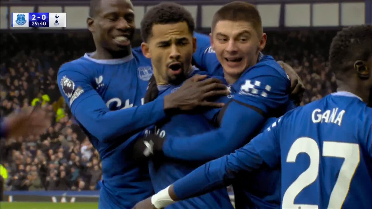 "That's a MAGIC moment." 🪄 Iliman Ndiaye what a goal! 👏