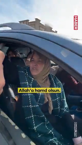 🔴 Ateşkesin ardından yurduna dönen Filistinli kadın: ▪️Evim, çocuklarım, neyim varsa feda ettim. Yine de dimdik ayaktayız.