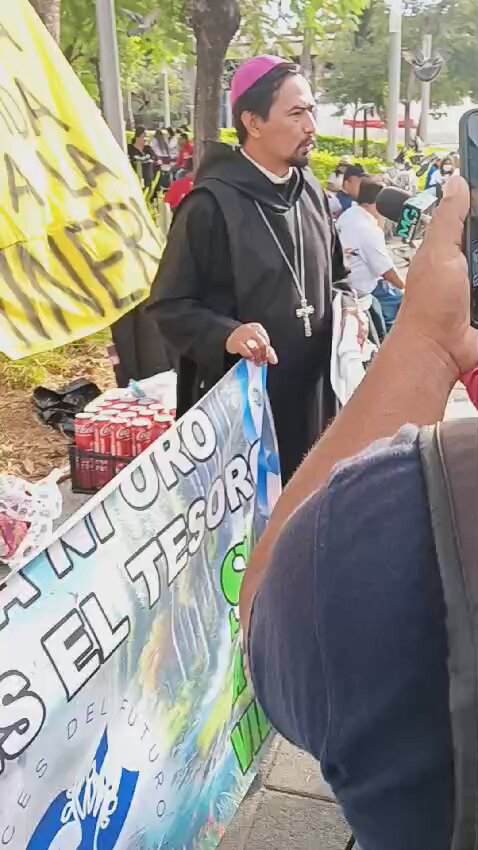 #NoALaMinería | Fieles católicos y población en general han comenzado a llegar a la plaza cívica, frente a la BINAES, para protestar contra la minería metálica. Vídeo cortesía de Víctor Zúniga