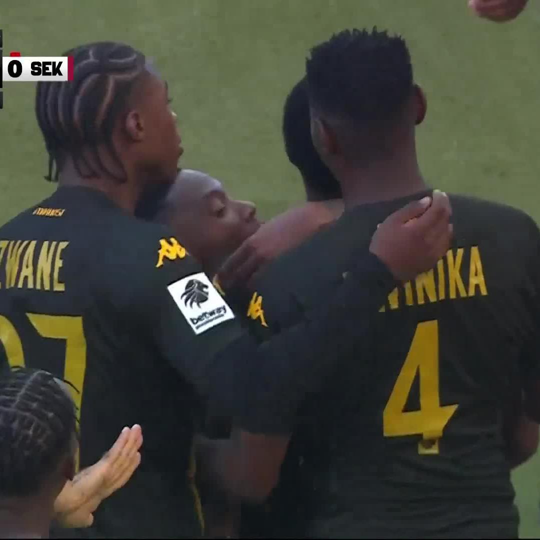 Mfundo Vilakazi strokes the ball into the far post ✌️🟡 Kaizer Chiefs lead and we are deep into stoppage time 💪 📺 Stream #BetwayPrem on DStv: McDonald’s SA