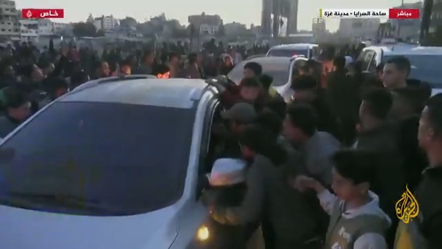 موكب كتائب القسام يخرج تباعا من ساحة السرايا بغزة بعد تسليم الأسيرات الثلاث إلى الصليب الأحمر وسط هتافات واحتفالات المواطنين #حرب_غزة #الأخبار