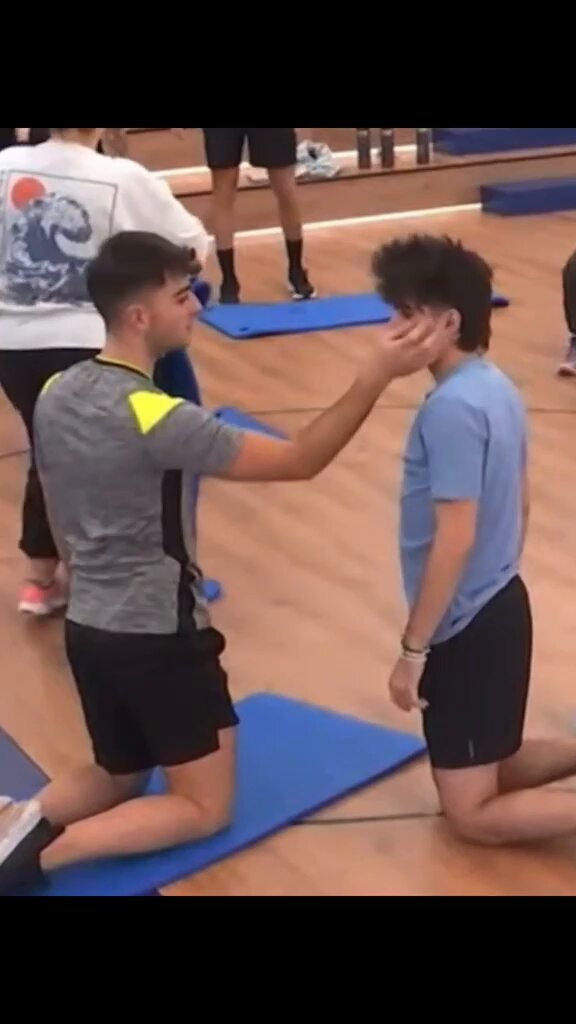 "vamos separados al gym porque sino..."