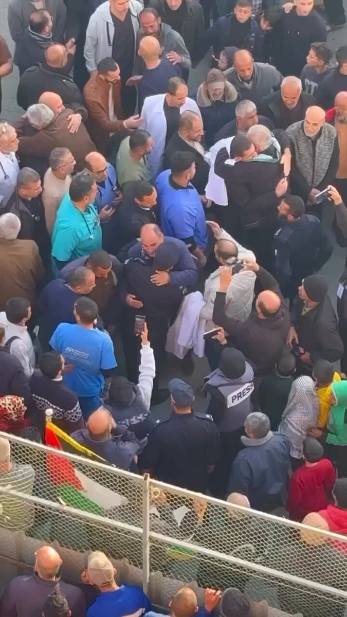 استقبلوهم بالهتافات والتكبير والزغاريد.. لحظة مرور عربات كتائب القسام من أمام الأهالي المحتشدين في شوارع قطاع غزة. هذا هو الشعب الذي تعرض لحرب الإبادة والتجويع، هذا هو الشعب الصابر الصامد، هذا هو الشعب الذي وقف إلى جانب مقاومته ورجاله البواسل، هذا هو الشعب الذي أنجب هؤلاء الفرسان. عظيمة يا غزة… #غزة_تنتصر