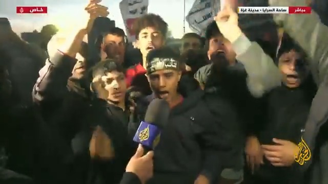 "هذا هو النصر الكامل لحماس وحكومتنا باعتنا الأوهام".. مراسل الجزيرة إلياس كرام يجمل ردود الفعل الإسرائيلية على الصور التي نقلتها #الجزيرة من ساحة السرايا لعملية تسليم الأسيرات الثلاث #حرب_غزة #الأخبار