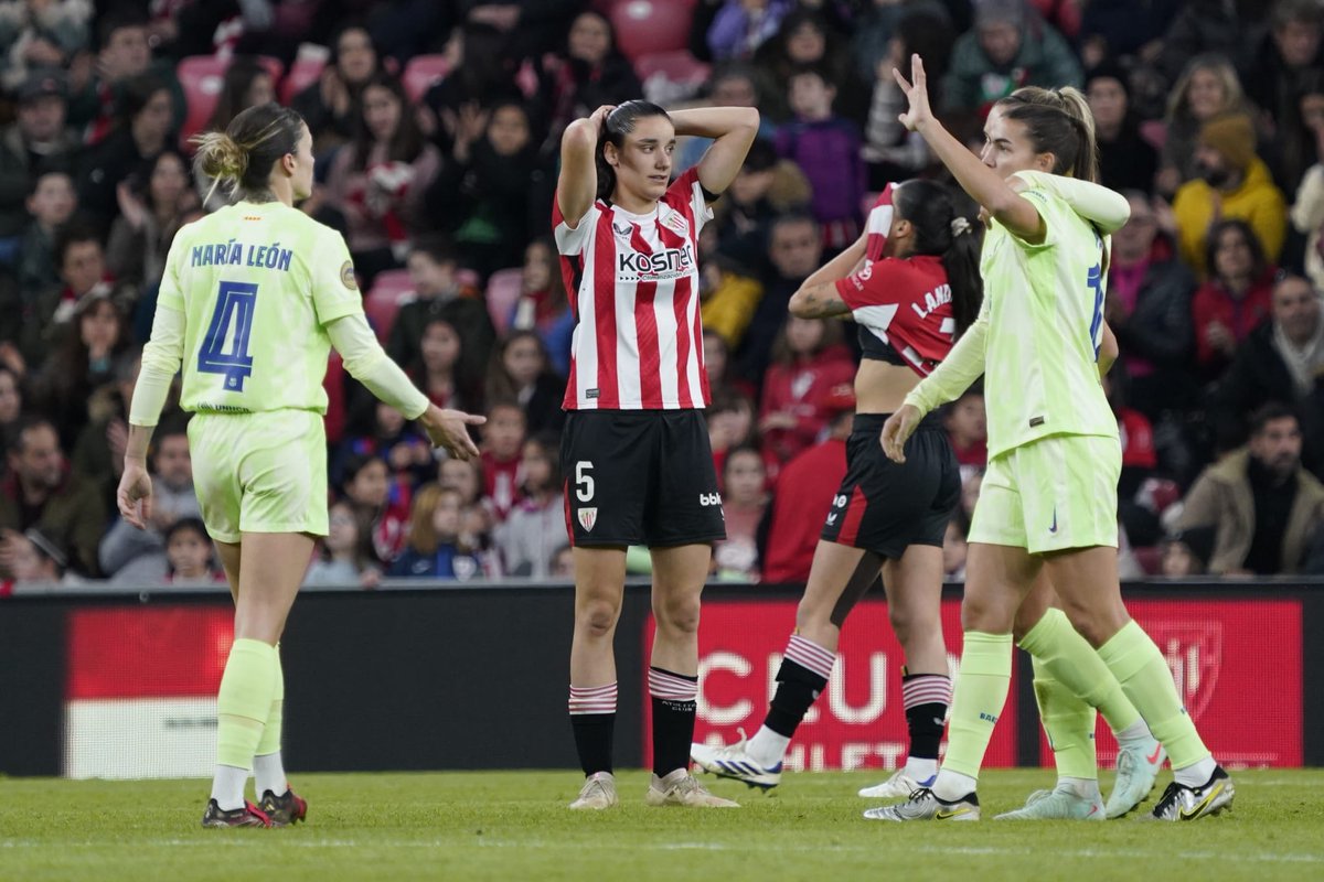 📽️ INSIDE I El orgullo de San Mamés ✊🏼 Con la ayuda de 17.698 athleticzales, el @athleticclubfem puso contra las cuerdas al poderoso FC Barcelona Femení 💫 Zuetaz harro, atzo, gaur eta beti. #AthleticBarça #AthleticClubFem 🦁