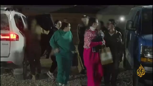 صور نشرها الجيش الإسرائيلي للحظة تسلمه الأسيرات الثلاث من الصليب الأحمر الدولي بموجب صفقة التبادل #حرب_غزة #الأخبار