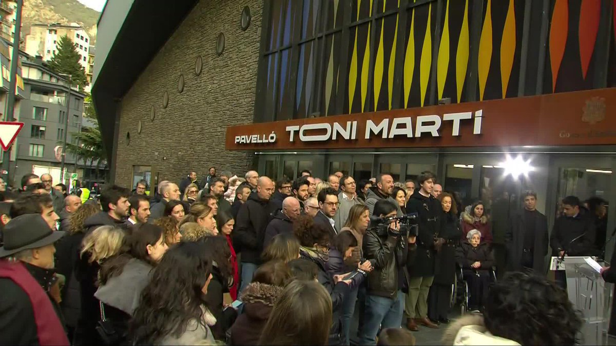 🇦🇩 ¡Bienvenido, 𝙋𝙖𝙫𝙚𝙡𝙡𝙤́ 𝙏𝙤𝙣𝙞 𝙈𝙖𝙧𝙩𝙞́! Así ha sido el EMOTIVO MOMENTO en el que MoraBanc Andorra ha rebautizado su pabellón con el nombre de una de las personas que más ha hecho por el baloncesto andorrano. 📺 Basket en Movistar Plus | #LigaEndesa
