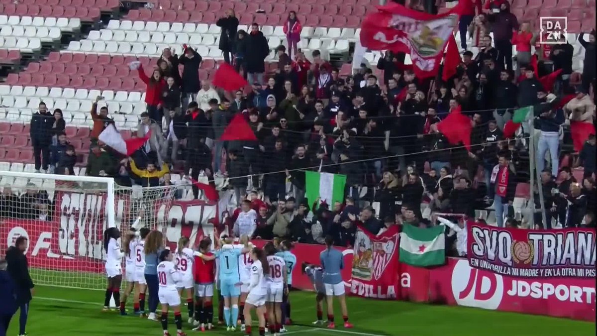 Porque no hay nada más grande que ganar un derbi al eterno rival 🔴⚪ Este es el Sevilla FC Femenino y esta es su gente celebrando el triunfo ante el Real Betis 💥 #LigaFenDAZN ⚽