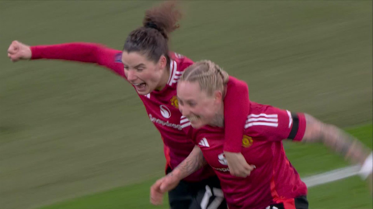 WHAT A MOMENT 😱 Leah Galton sweeps up the loose ball into the back of the net! 🧹 Manchester United Women #BarclaysWSL